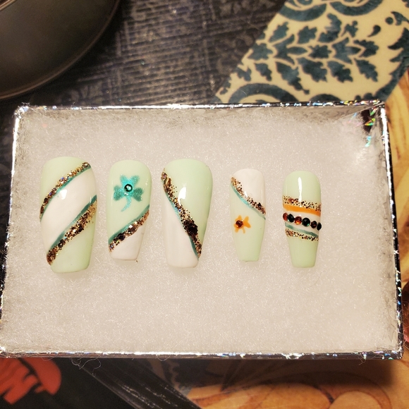 Custmized Nails - Picture 15 of 16